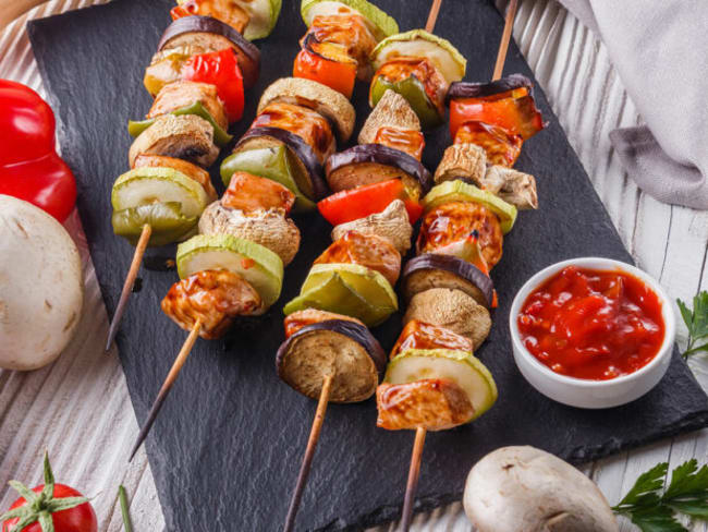 Brochettes de viande et légumes au four