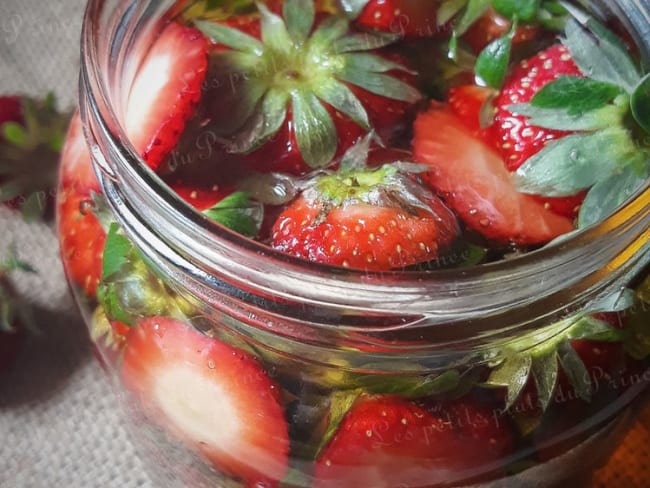 Vinaigre aromatisé aux queues de fraises