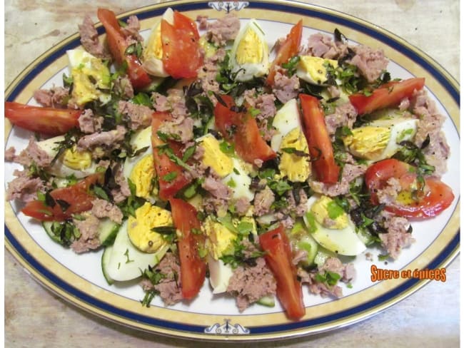 Salade de tomates et concombre aux oeufs et thon