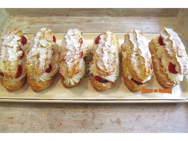 Eclairs aux fraises avec de la chantilly mascarpone pour le dessert