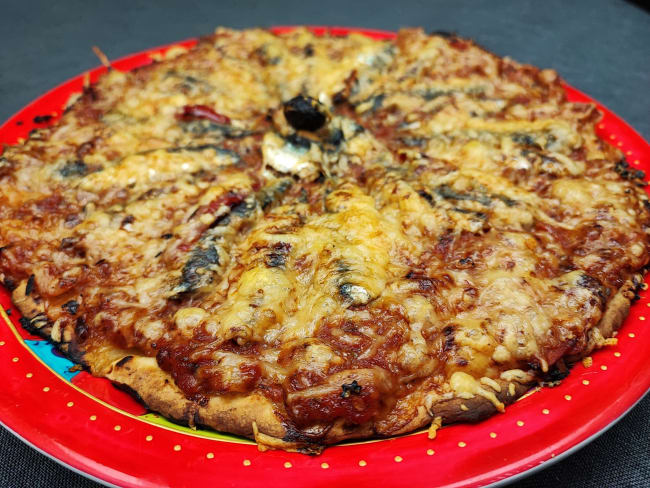 Pizza à la sardine et tomates fraîches