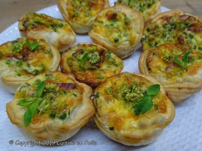 Mini quiches aux petits pois, ventrèche, fromage Cheddar et menthe pour une entrée ou l'apéritif