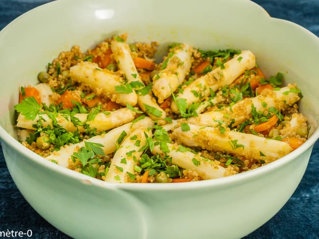 Salade de quinoa aux asperges blanches, petits pois et carottes