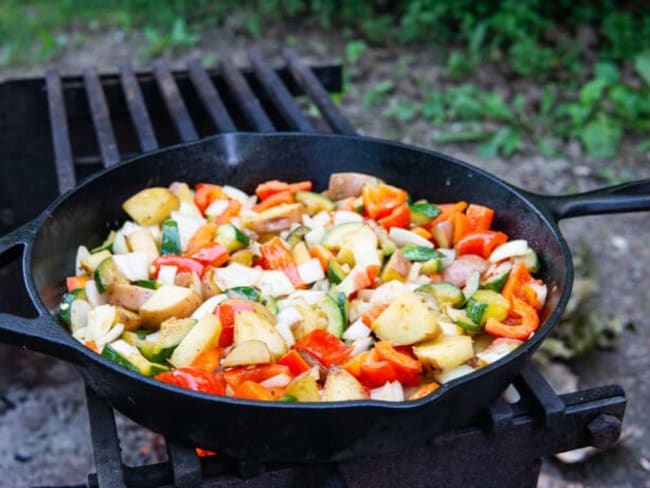 Légumes d'été et pommes de terre sautées à la poêle