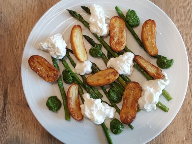 Salade printanière de pommes de terre grenailles, asperges et straciatella