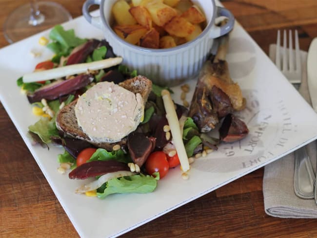 Assiette Landaise traditionnelle, asperges, foie gras et magret de canard