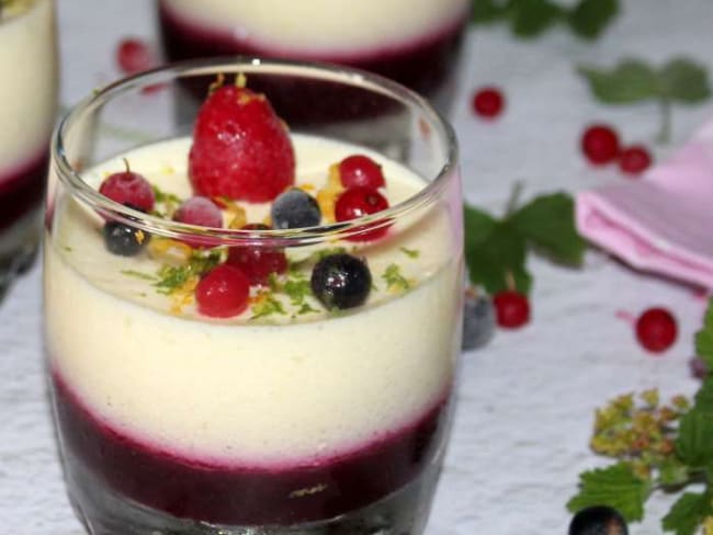 Mousse de citron sur un coulis de fruits rouges