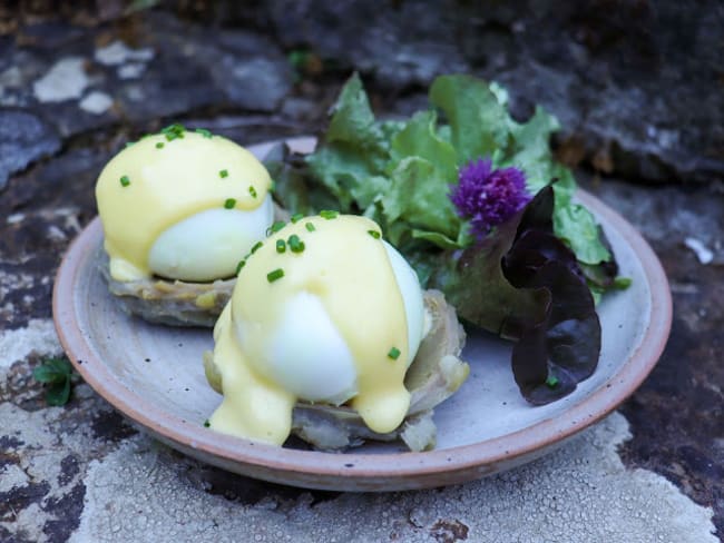 Oeufs Benedict aux artichauts, sauce hollandaise