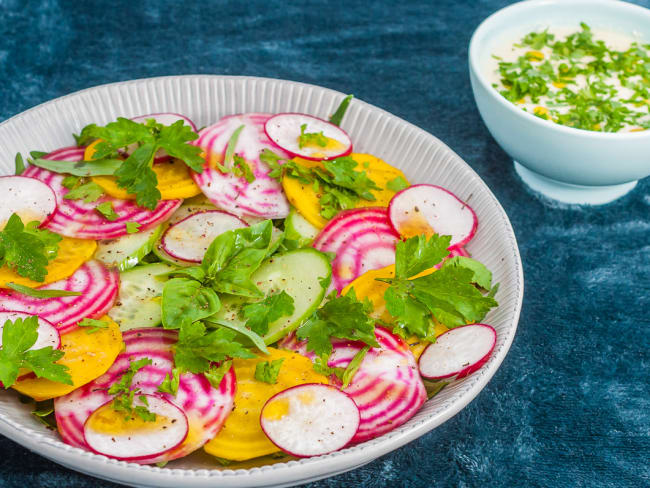 Salade colorée à base de concombre, betteraves, radis et roquette