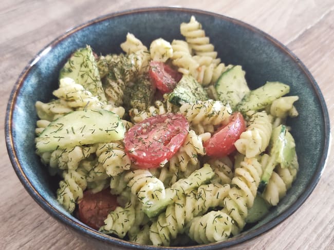 Salade de pâte au pesto d'avocat, tomate cerise et concombres