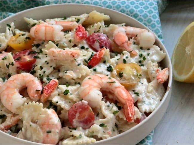 Salade de pâtes océane aux crevettes, crabes et tomates cerises