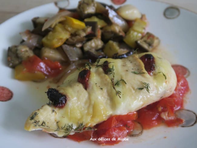 Hasselback de blancs de poulet au gruyère et tomates séchées, sur lit de tomates