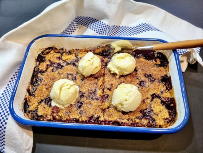 Crumble aux cerises et à la rhubarbe