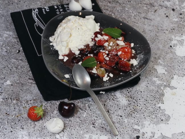 Poêlée de fruits d'été meringues et chantilly au citron vert