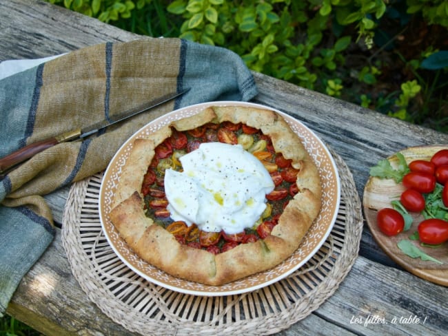 Tarte rustique aux tomates cerises, pesto et burrata