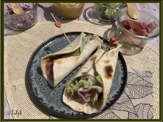 Wraps de houmous, jambon de pays, oignon rouge et salade