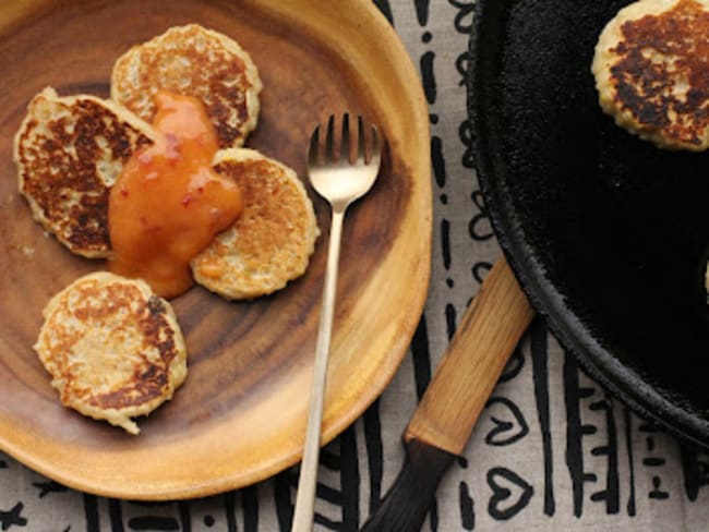 Mini-pancakes aux pignons de pin, coulis de pêche au miel