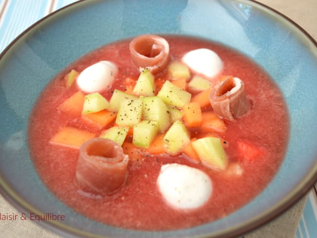 Soupe de pastèque, dés de légumes, mozzarella et jambon de Parme