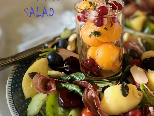 Summer Salad ou salade composée joliment colorée pour chaude journée