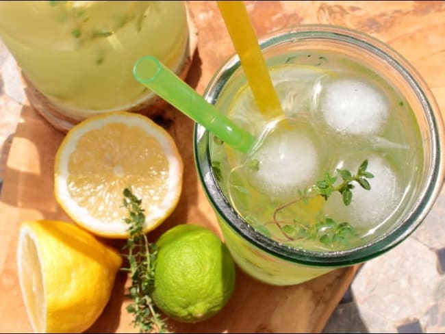 Eau detox citron, citron vert et thym