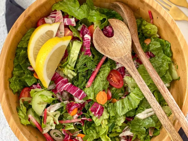Salade verte avec légumes croquants, aneth, herbes et vinaigrette au citron