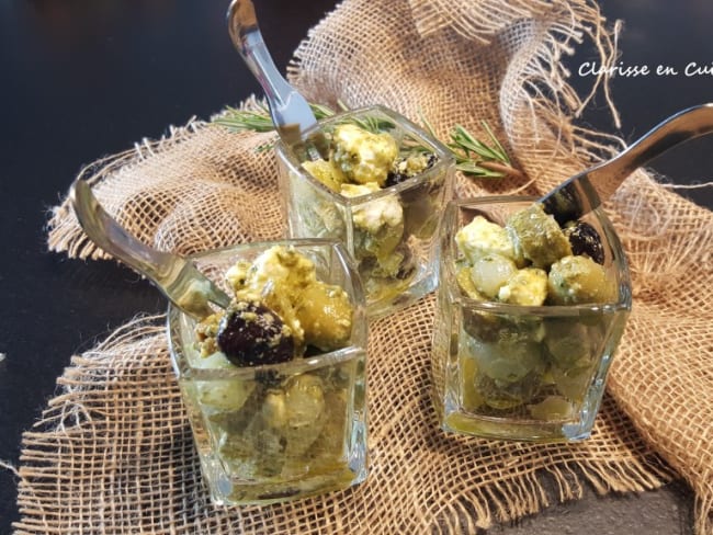 Verrines apéritives aux olives, cornichons, pesto et feta pour l'été