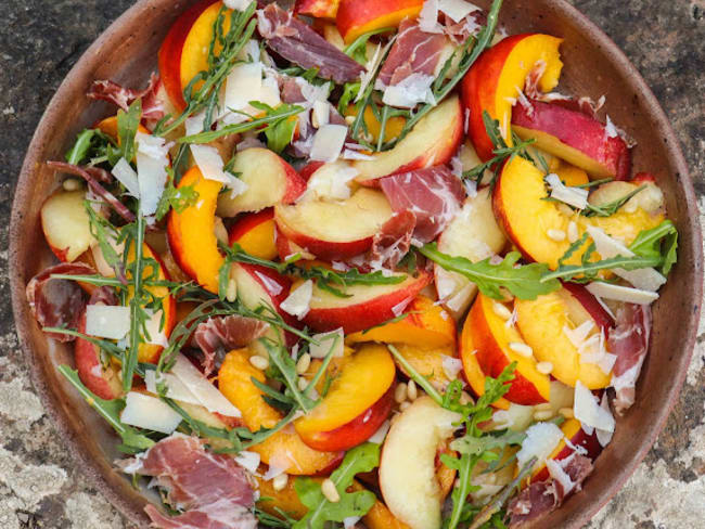 Salade sucrée salée de brugnons et roquette, coppa et pignons, copeaux de parmesan