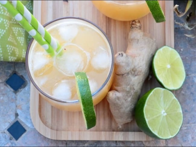 Jus detox frais à l'ananas, eau de coco, menthe et gingembre