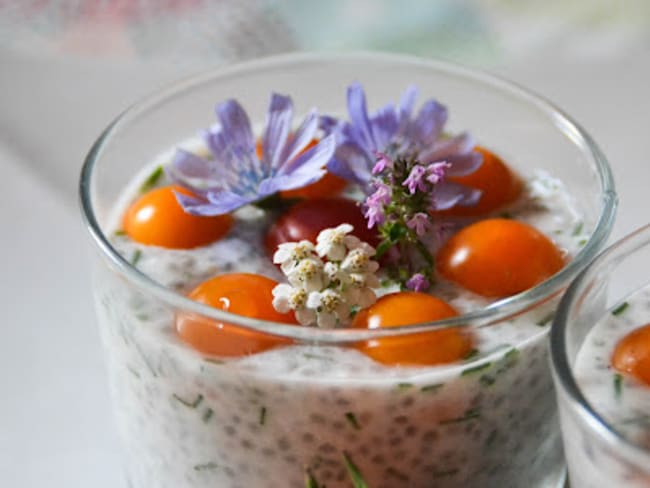 Pudding chia au chèvre frais, à la ciboulette et aux tomates cerise