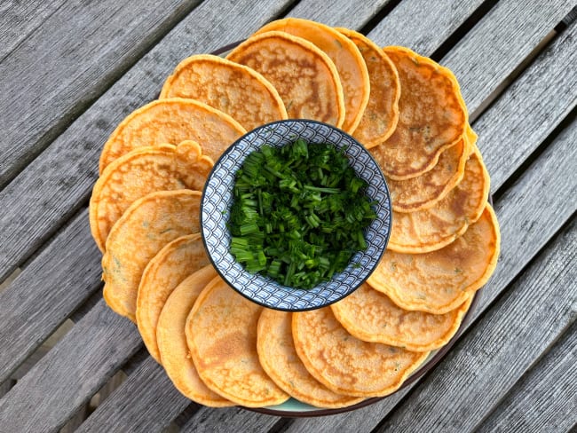 Pancakes disposés en couronne sur assiette