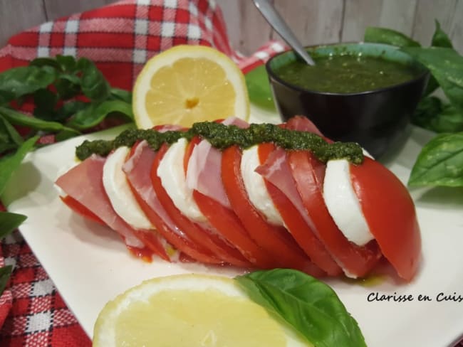 Tomate mozzarella au jambon fumé et au pesto : vive l'été