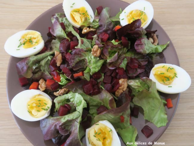 Salade verte à la betterave, poivron, noix et oeufs durs