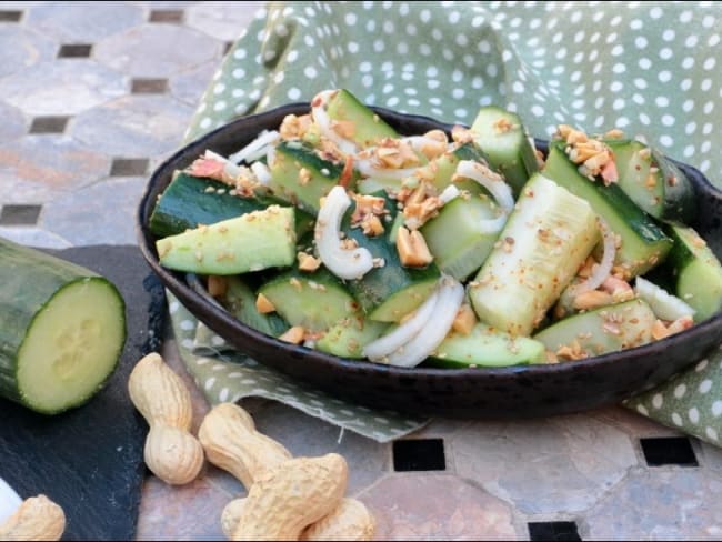 Salade de concombre et cacahuètes, sauce miel et chili