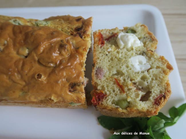 Cake à  la feta, lardons, tomates, oignons séchés et cornichons