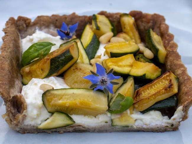 Tarte au sarrasin, courgettes fondantes, crème de chèvre frais et basilic, pignons grillés