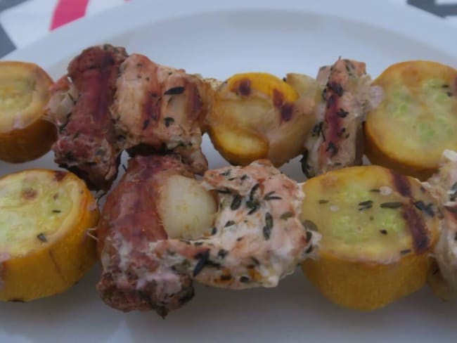 Brochettes de dinde, merguez et courgette jaune, marinées à  la plancha ou au barbecue