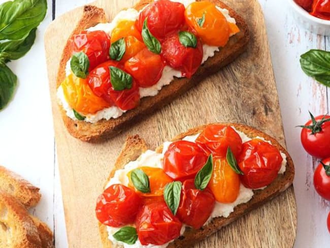 Bruschetta de tomates rôties et fromage ricotta