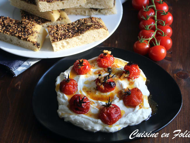 Chaud-froid de tomates confites au yaourt citronné et pain au zaatar