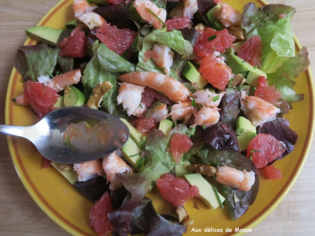 Salade à l'avocat, aux crevettes et pamplemousse et vinaigrette au jus de pamplemousse