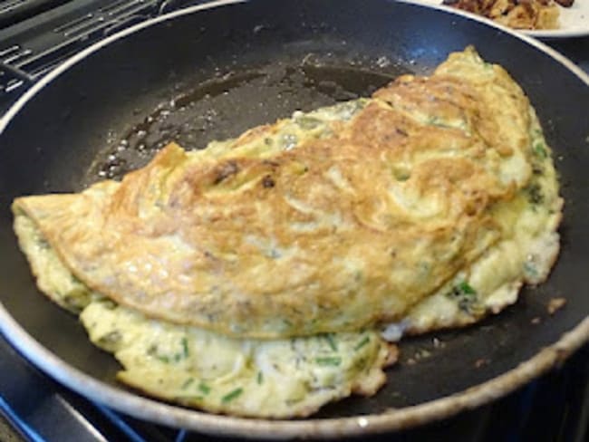 Omelette à l'oseille fraîche, ciboulette et Comté