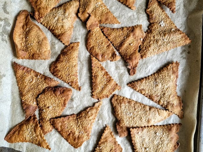 Crackers avec excès de levain au sarrasin et épices pour l'apéro