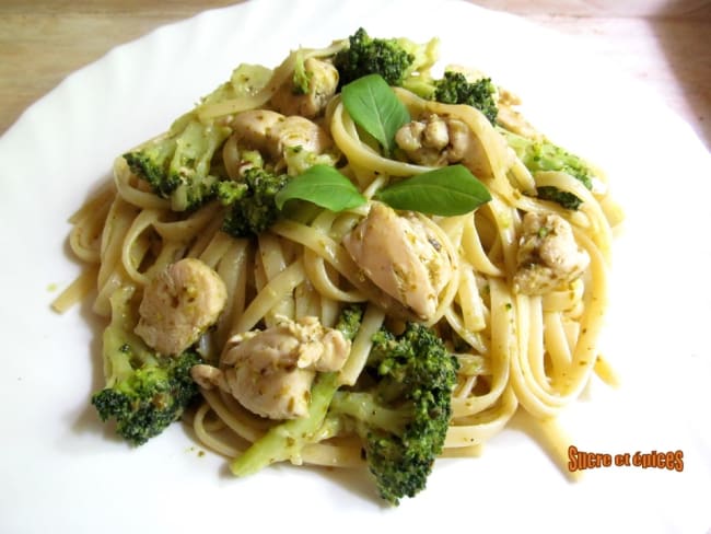 Linguine au poulet et brocoli, sauce au pesto et yaourt à la grecque