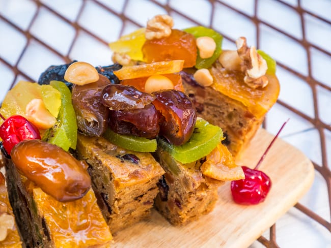 Gâteau aux pommes, bananes, flocons d'avoine et dattes (léger en sucre, sans gluten)