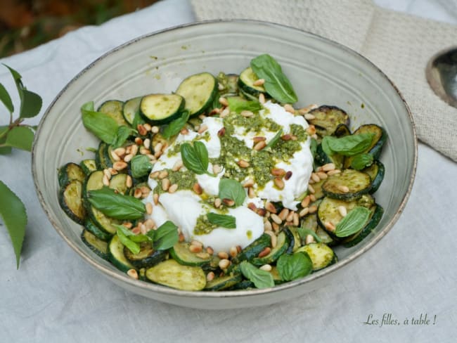 Salade tiède de courgettes, pesto et burrata