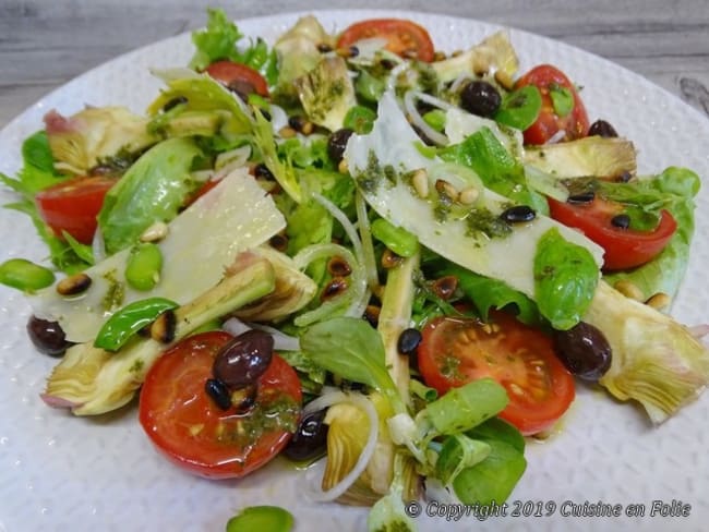 Salade d'artichauts violets, tomates, fèvettes, parmesan, olives niçoises et pignons grillés