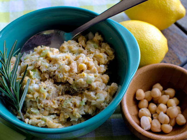 Recette de salade de pois chiches, oignons verts, sauce yaourt, Vegan