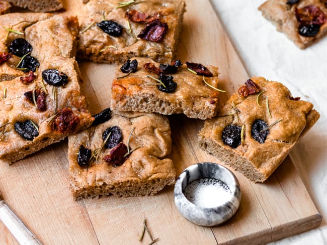 Focaccia moelleuse aux olives, tomates séchées et romarin