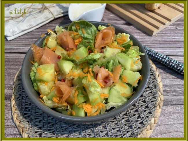 Salade de concombre et saumon fumé à la sauce skyr