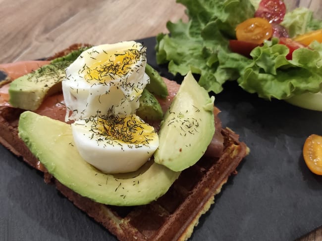 Gaufre healthy de chou-fleur, avocat, saumon fumé et œuf poché