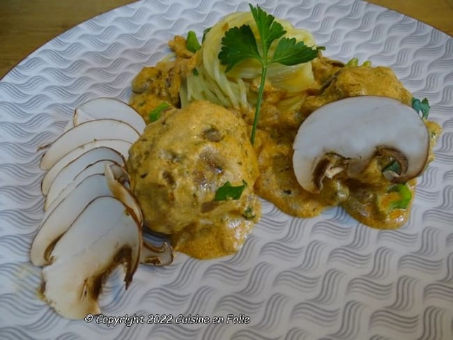 Boulettes de boeuf à la suédoise aux champignons, sauce crémeuse à l'estragon